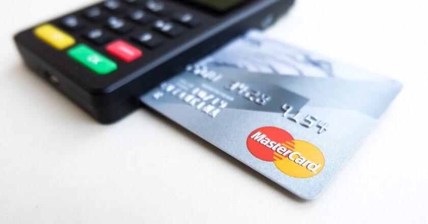 Neviditelný byznys bank: Jak vydělávají na každé vaší koruně denně