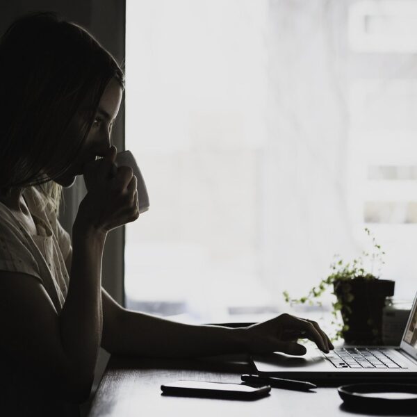 Vedlejší práce bez iluzí: Kolik si skutečně přivyděláte a co vás to stojí