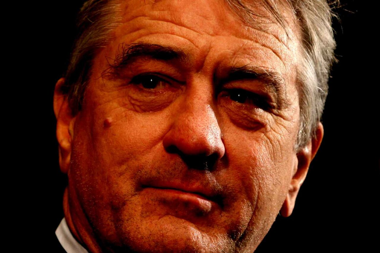 Robert De Niro se vrací jako detektiv. Netflix láká na temný thriller