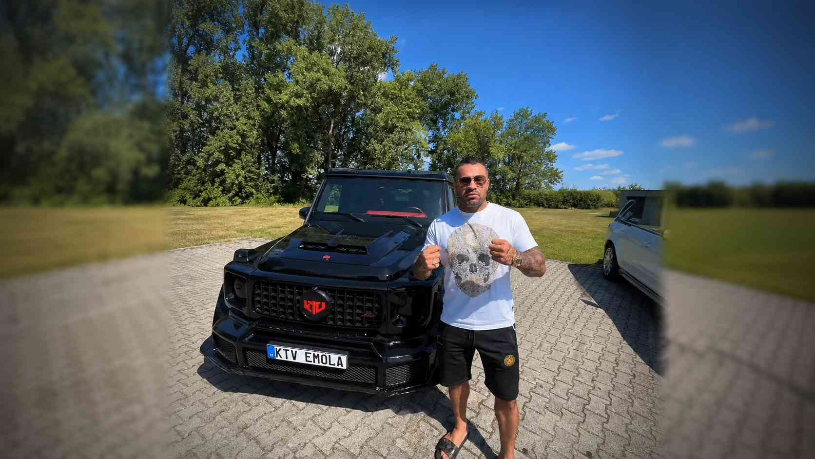 Další rána pro Lelu Vémolu. Karlos prodává luxusní vůz, kterým vozila děti