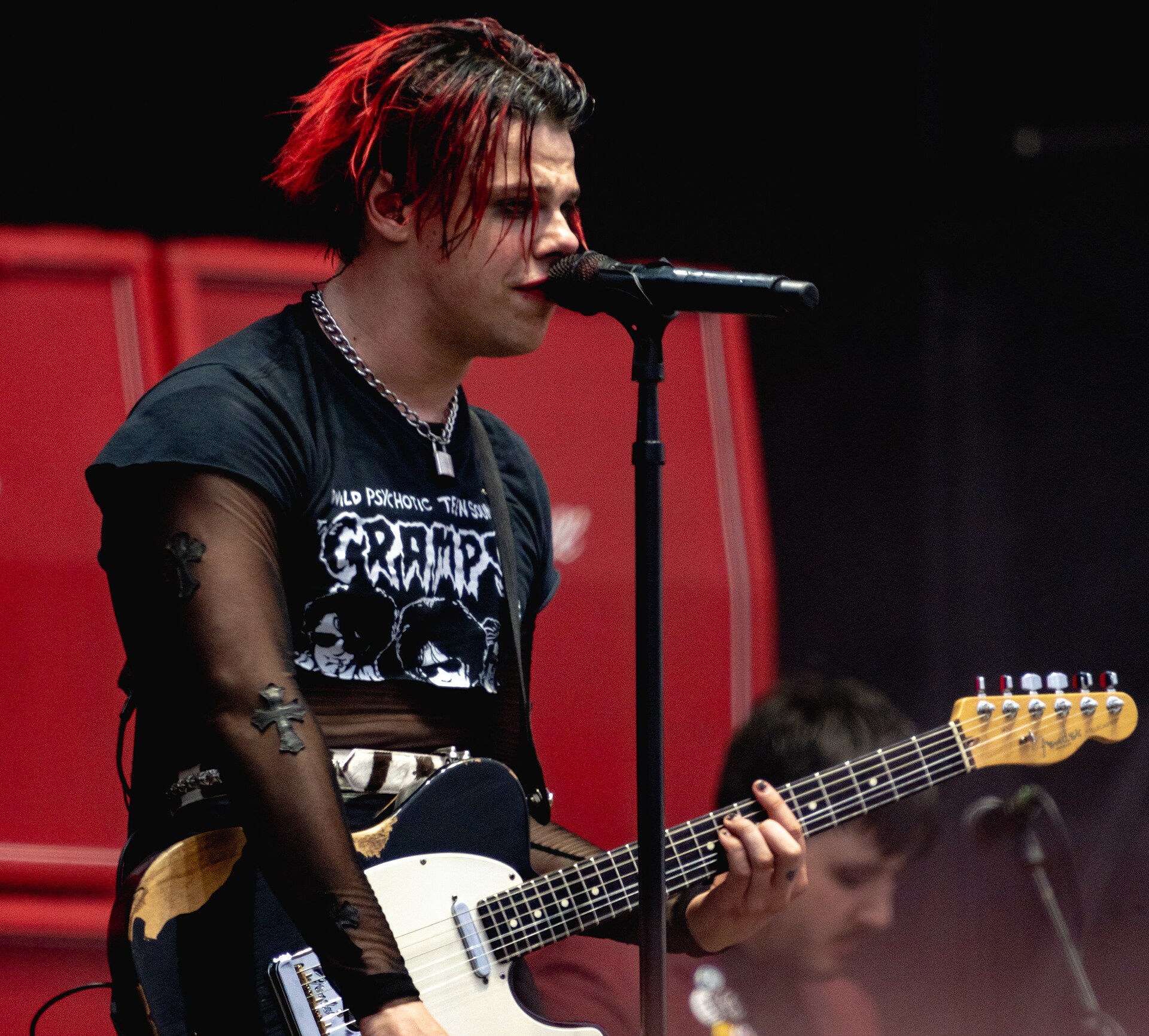 Yungblud koncertuje i se zlomenou nohou a odmítá zastavit turné