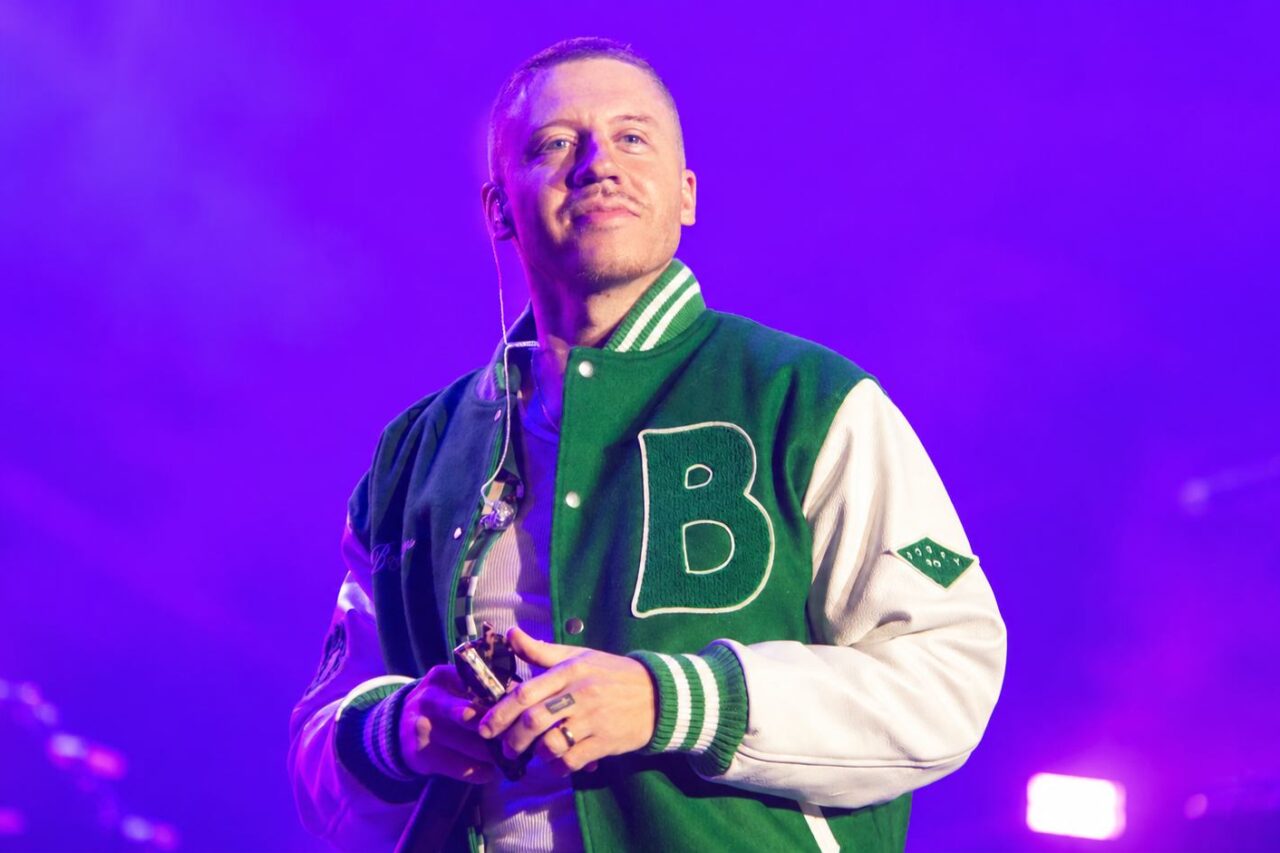 Macklemore vyletěl z turné Eda Sheerana: Stadiony ho po projevu odmítly