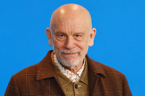 Malkovich ruší Tel Aviv. Falešně připsané citace změnily vše