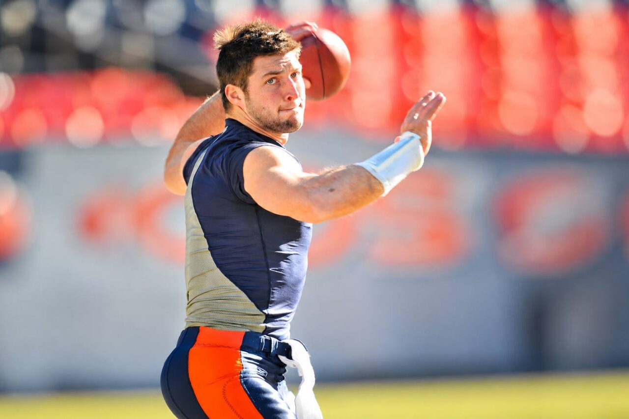 Tim Tebow v centru skandálu: Od firmy dává ruce pryč