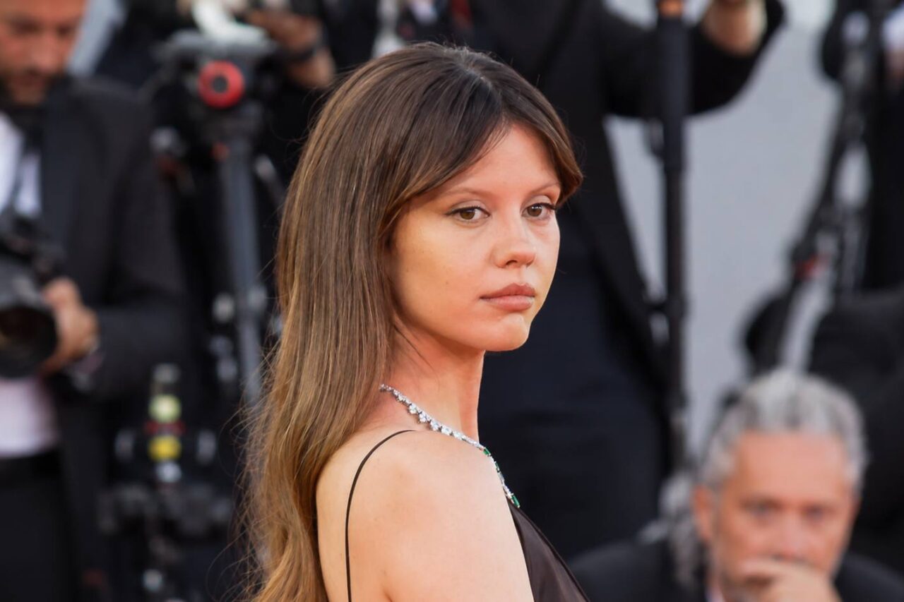 Mia Goth v šoku: Žalující muž ji děsí, žádá výslech na dálku