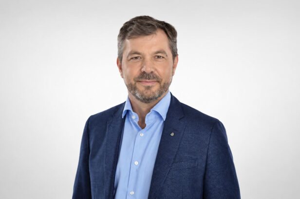 Stíhaný politik míří zpět na radnici. A rovnou na dvě