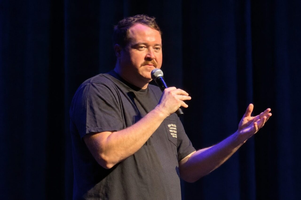 Shane Gillis použil vulgaritu v přímém přenosu