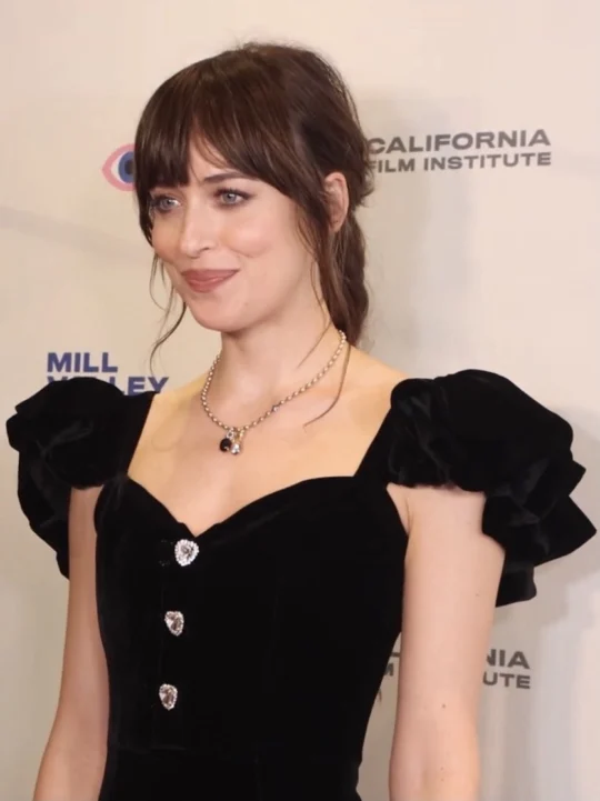 Fotografie 8 k článku Dakota Johnson po boku MGK: Noční tah New Yorkem rozjel spekulace