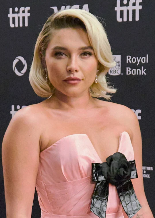 Fotografie 2 k článku Florence Pugh zuří kvůli Cornell: „Už nejsem unavená, zuřím“